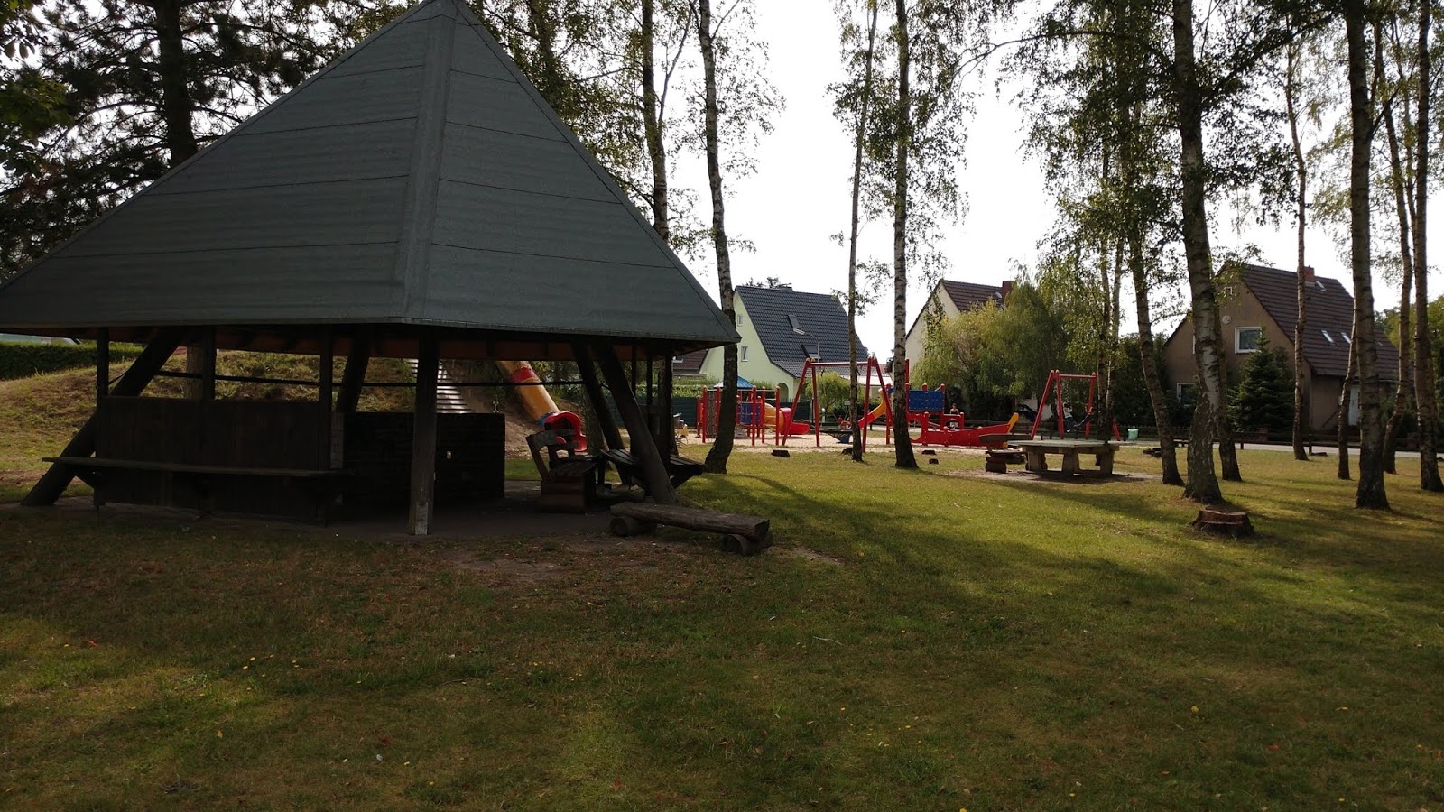 Grillhütte auf Spielplatz in Bokensdorf ständig zugemüllt